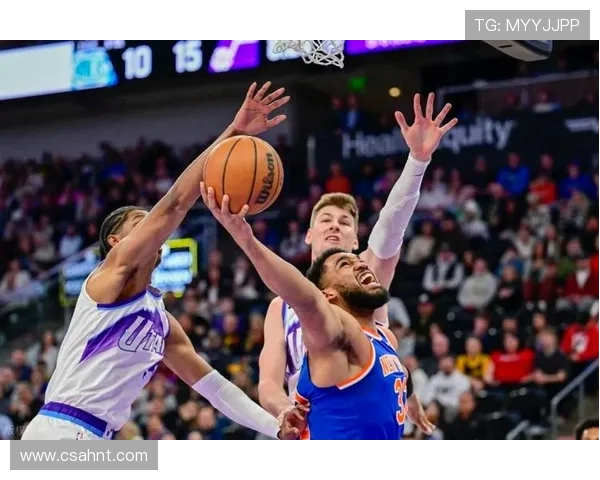 尼克斯与爵士激战正酣球迷期待精彩对决与绝妙表现